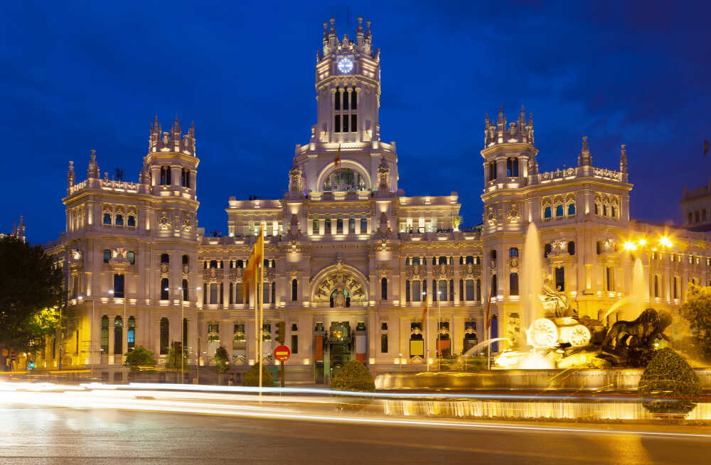 Pałac w hiszpani w Madrycie w nocy