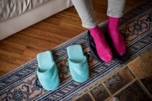 Jak wybrać kapcie damskie, aby zapewnić stopom maksymalny komfort w chłodne dni